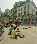 805813 Afbeelding van enkele (Afrikaanse) straatmuzikanten op de Steenweg te Utrecht; rechts de ingang van Mariastraat.